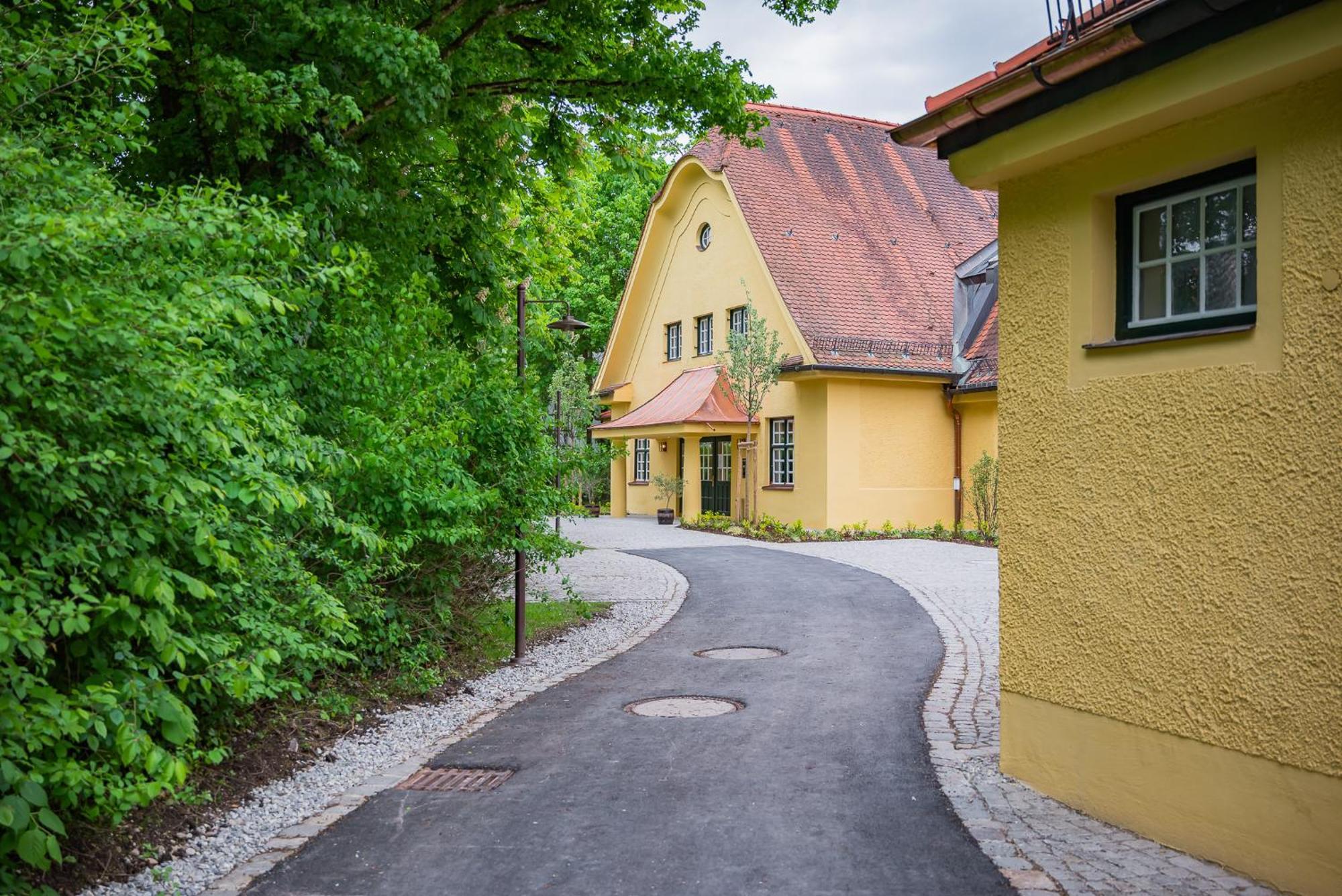 Gutshotel Menterschwaige - Heritage Boutique Hotel With Timless Elegance — Photos 2